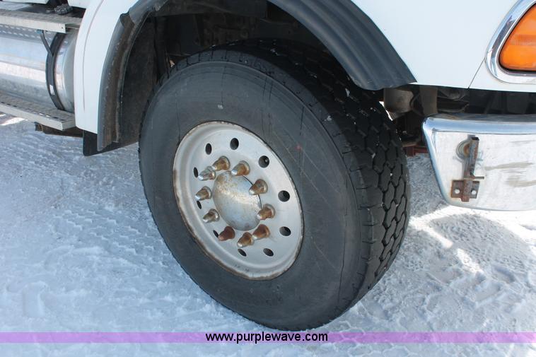 image for item G2893 2000 Sterling LT9522 semi truck