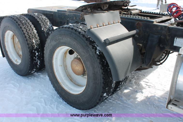 image for item G2893 2000 Sterling LT9522 semi truck