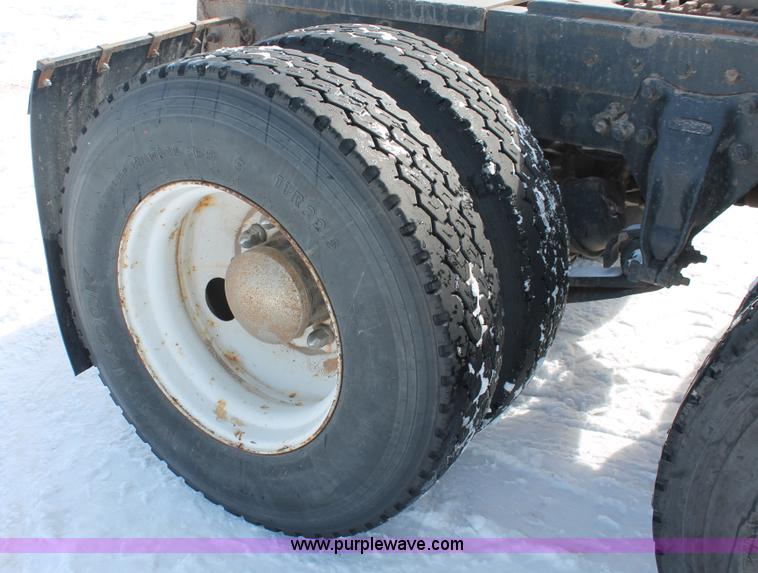 image for item G2893 2000 Sterling LT9522 semi truck