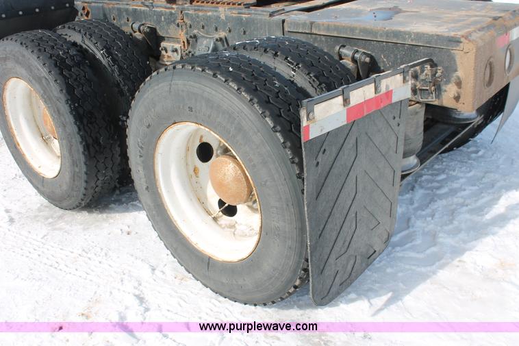 image for item G2893 2000 Sterling LT9522 semi truck