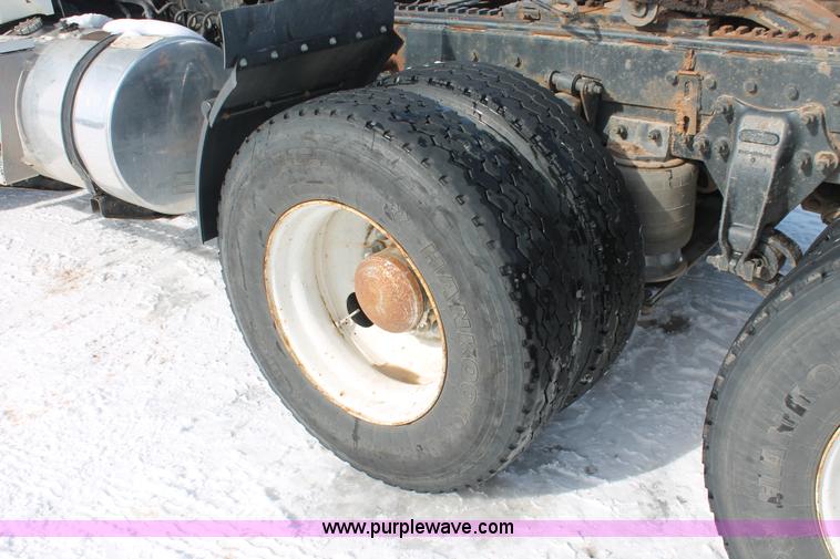 image for item G2893 2000 Sterling LT9522 semi truck