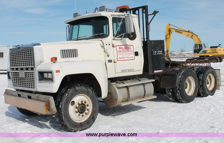 image for item G2894 1992 Ford LTL9000 semi truck