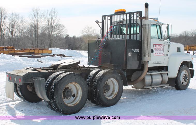 image for item G2894 1992 Ford LTL9000 semi truck