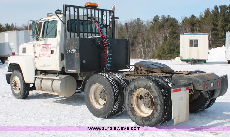 image for item G2894 1992 Ford LTL9000 semi truck