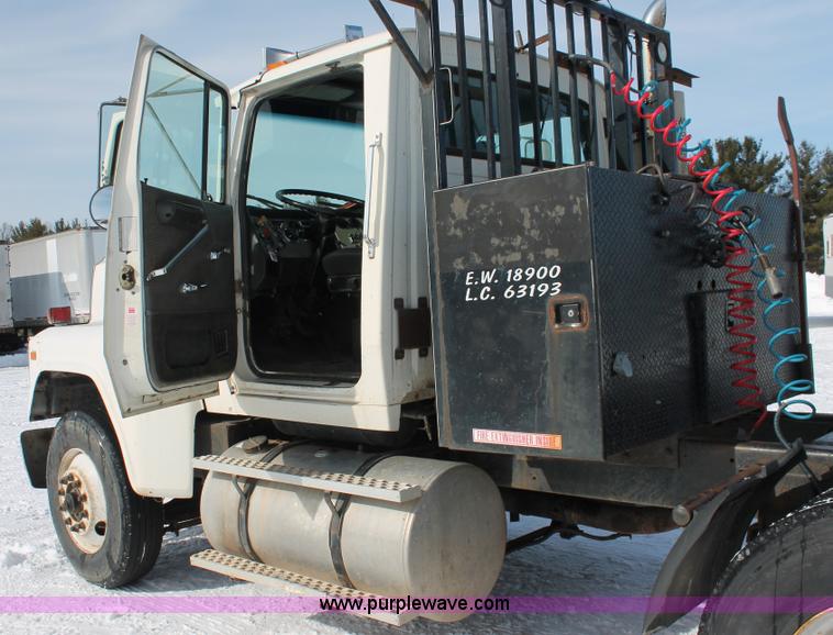 image for item G2894 1992 Ford LTL9000 semi truck