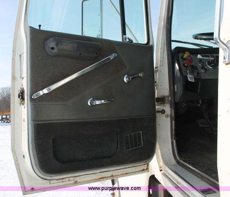 image for item G2894 1992 Ford LTL9000 semi truck