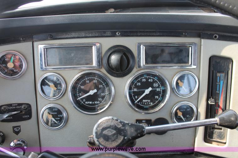 image for item G2894 1992 Ford LTL9000 semi truck