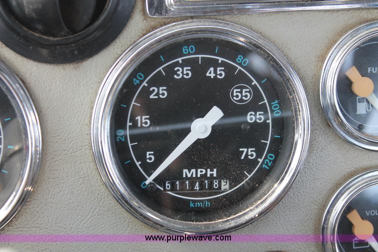 image for item G2894 1992 Ford LTL9000 semi truck