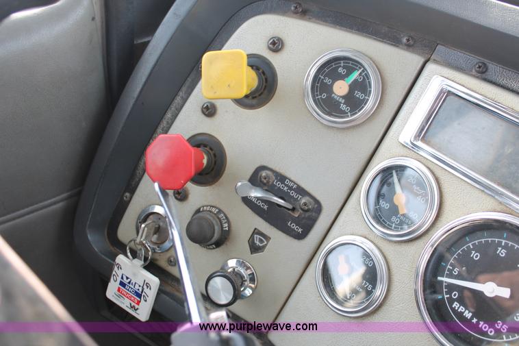 image for item G2894 1992 Ford LTL9000 semi truck