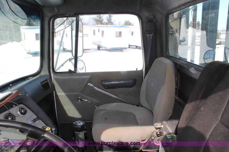 image for item G2894 1992 Ford LTL9000 semi truck