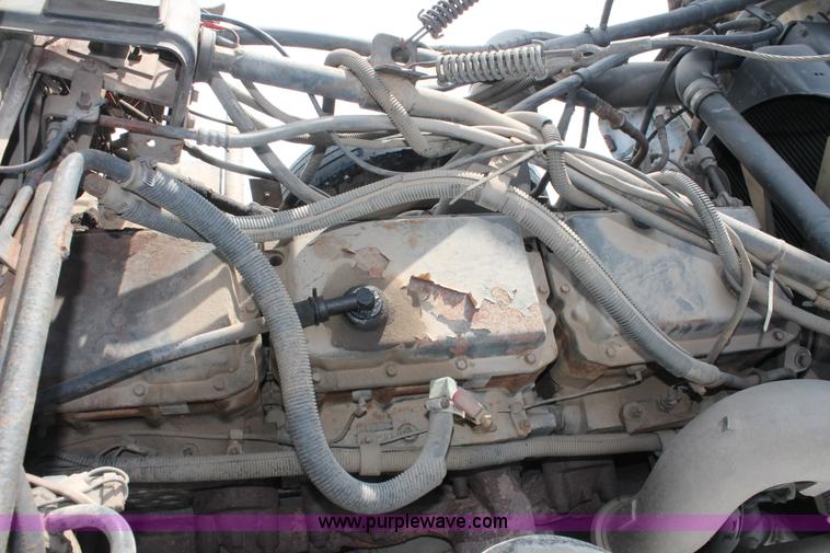 image for item G2894 1992 Ford LTL9000 semi truck