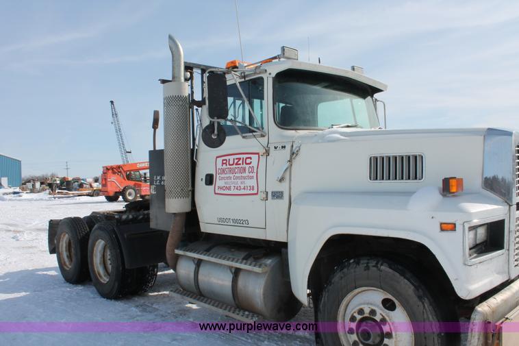 image for item G2894 1992 Ford LTL9000 semi truck