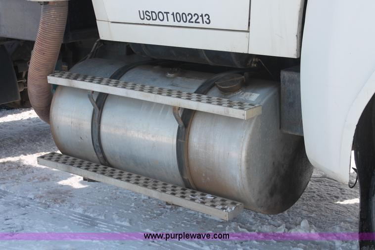 image for item G2894 1992 Ford LTL9000 semi truck