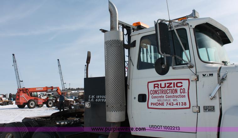 image for item G2894 1992 Ford LTL9000 semi truck