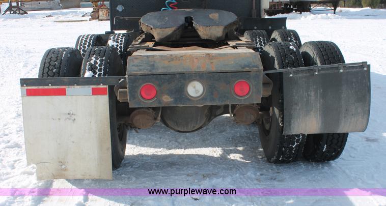 image for item G2894 1992 Ford LTL9000 semi truck