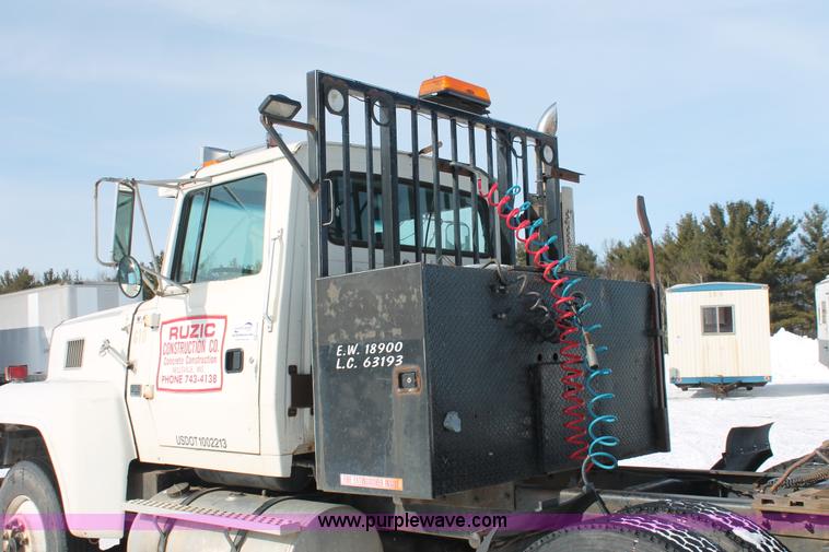 image for item G2894 1992 Ford LTL9000 semi truck
