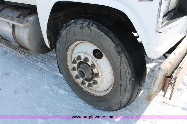 image for item G2894 1992 Ford LTL9000 semi truck