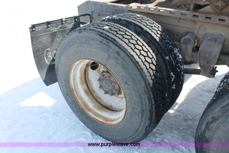 image for item G2894 1992 Ford LTL9000 semi truck