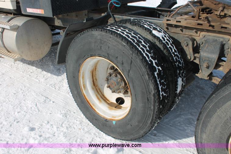 image for item G2894 1992 Ford LTL9000 semi truck