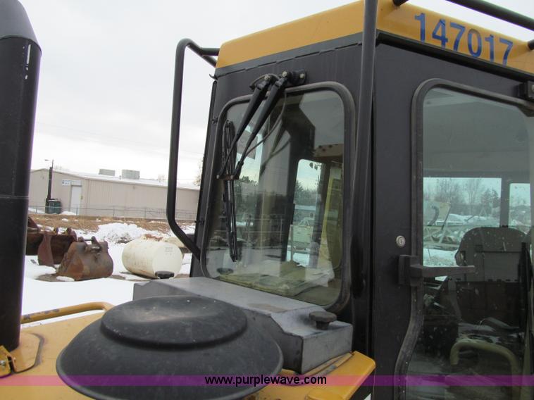 image for item D7173 2001 Caterpillar D6R XW dozer