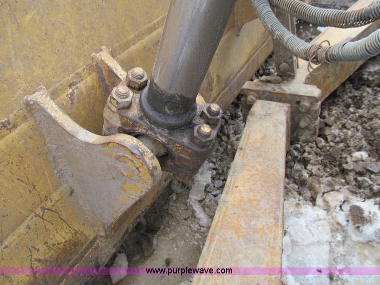 image for item D7173 2001 Caterpillar D6R XW dozer