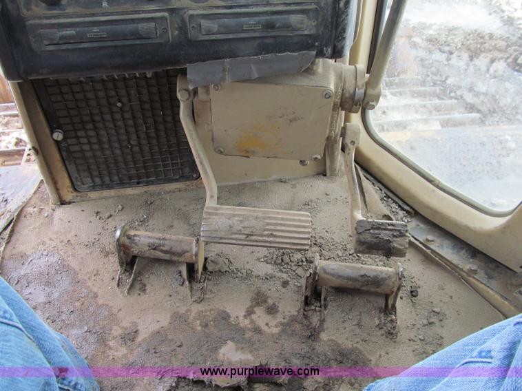 image for item D7173 2001 Caterpillar D6R XW dozer