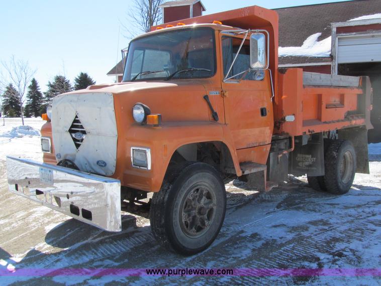 image for item D7242 1997 Ford N7000 dump truck