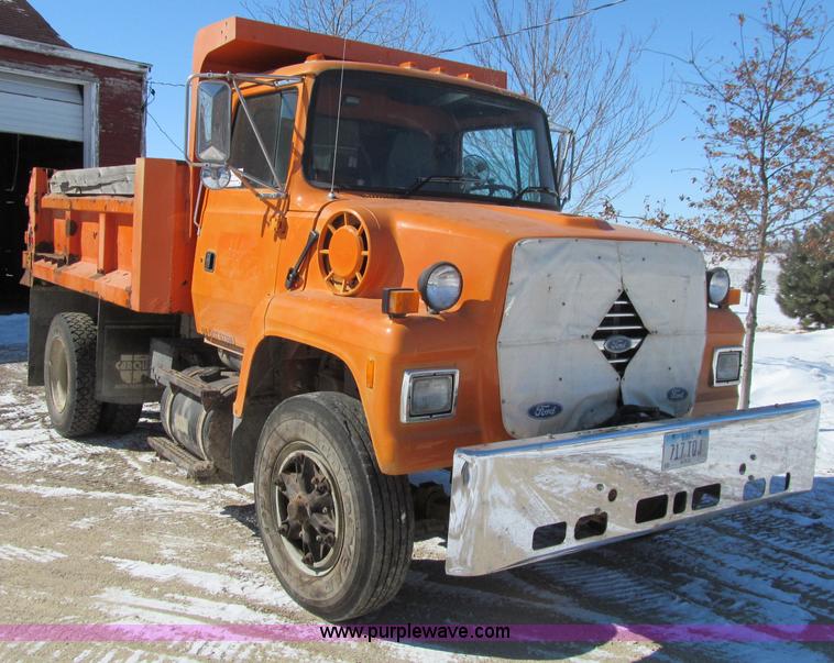 image for item D7242 1997 Ford N7000 dump truck