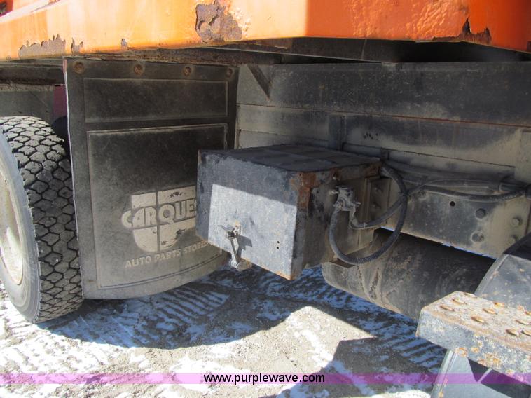 image for item D7242 1997 Ford N7000 dump truck