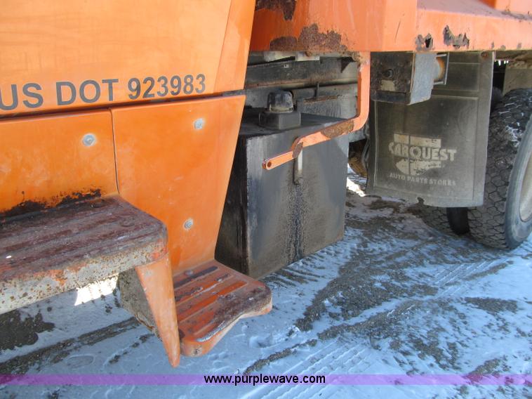 image for item D7242 1997 Ford N7000 dump truck