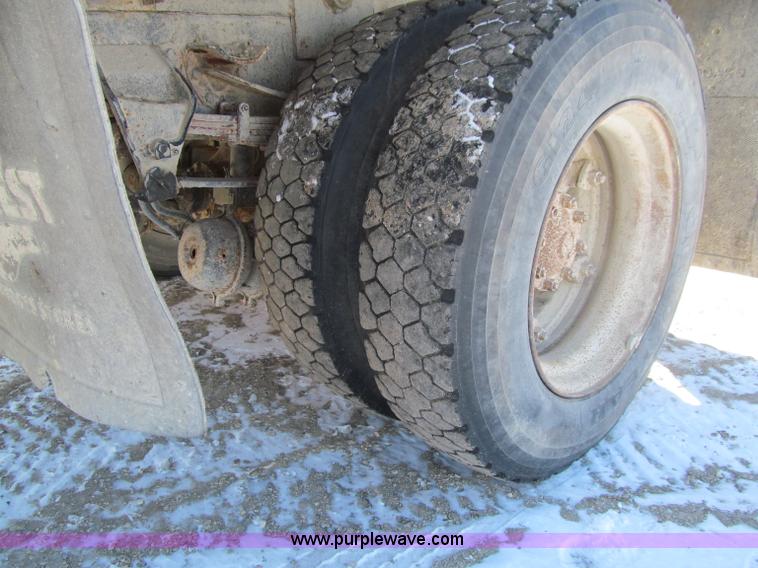 image for item D7242 1997 Ford N7000 dump truck