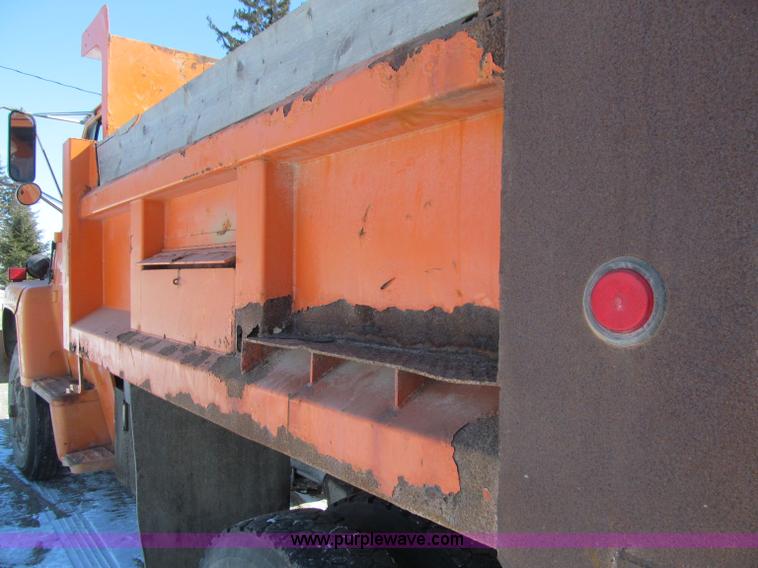 image for item D7242 1997 Ford N7000 dump truck