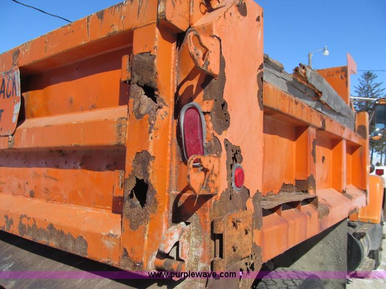 image for item D7242 1997 Ford N7000 dump truck