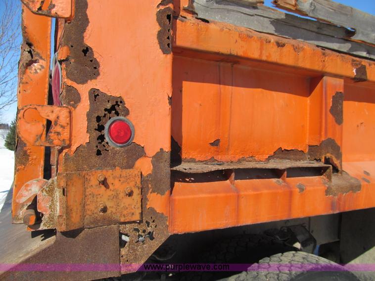 image for item D7242 1997 Ford N7000 dump truck