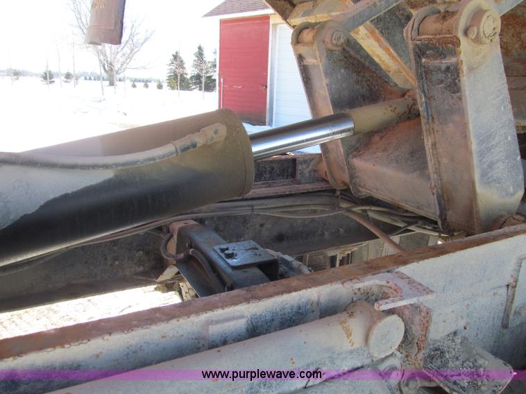 image for item D7242 1997 Ford N7000 dump truck