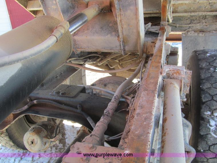 image for item D7242 1997 Ford N7000 dump truck