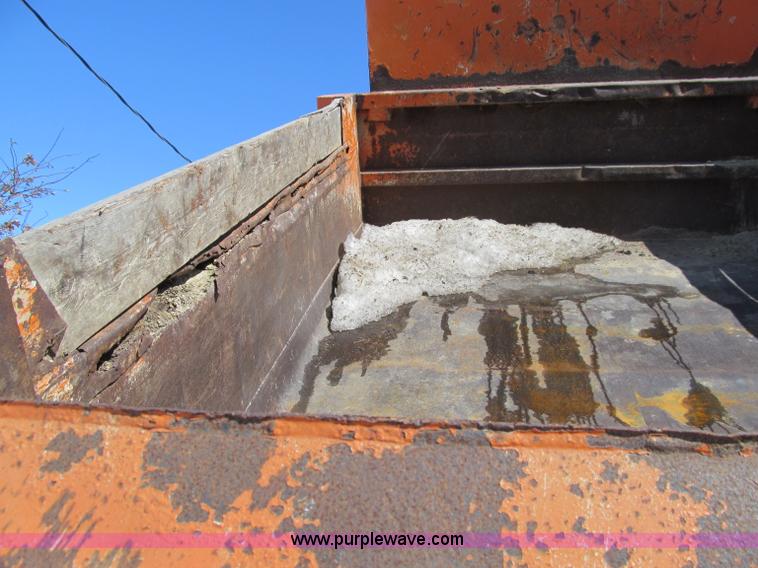 image for item D7242 1997 Ford N7000 dump truck