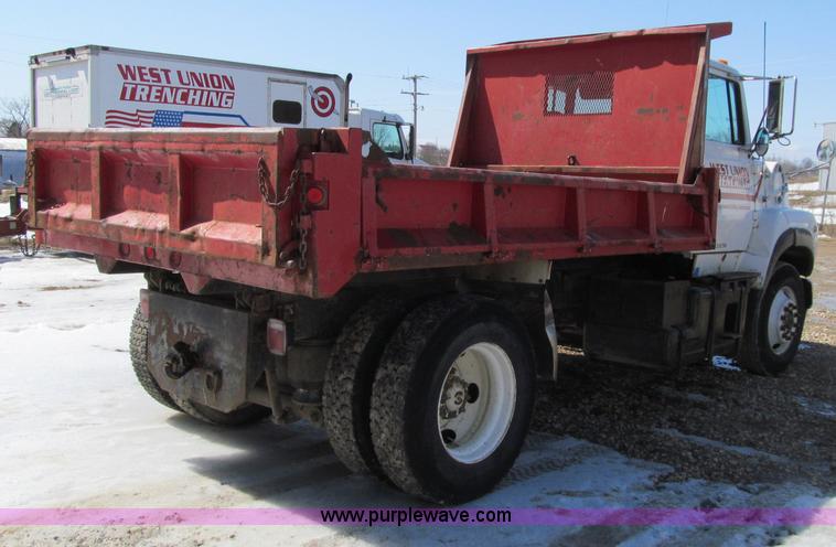 image for item D7248 1993 Ford L9000 Aeromax dump truck