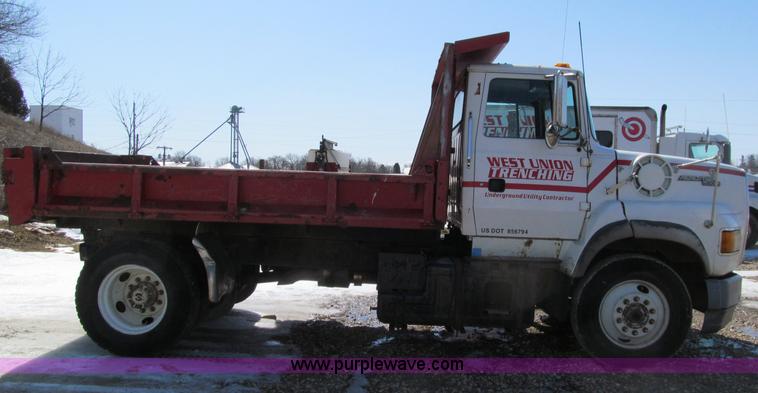 image for item D7248 1993 Ford L9000 Aeromax dump truck