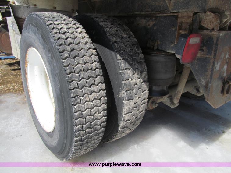 image for item D7248 1993 Ford L9000 Aeromax dump truck