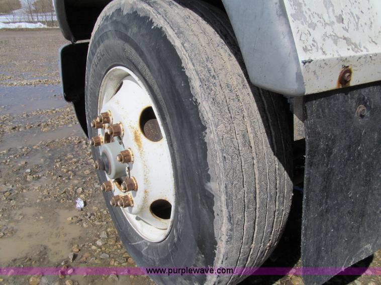 image for item D7248 1993 Ford L9000 Aeromax dump truck