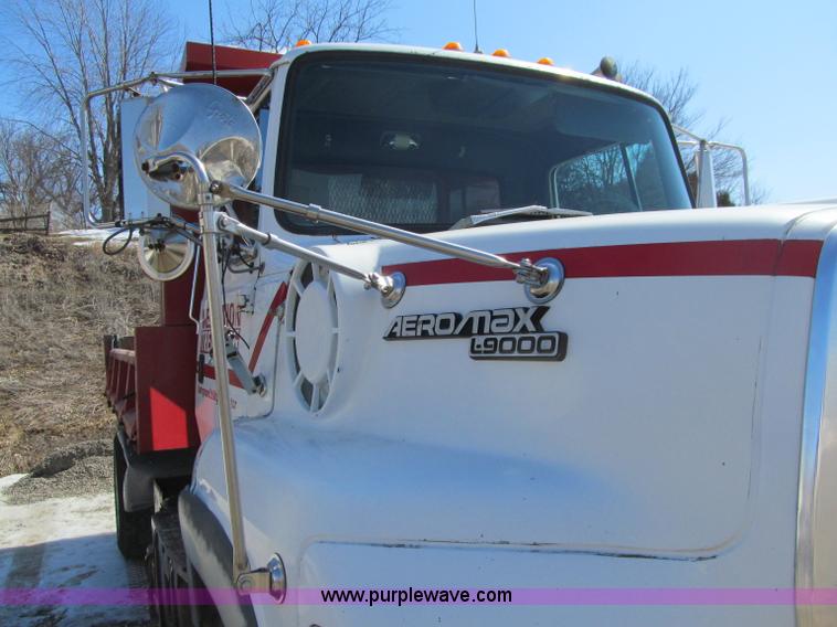 image for item D7248 1993 Ford L9000 Aeromax dump truck