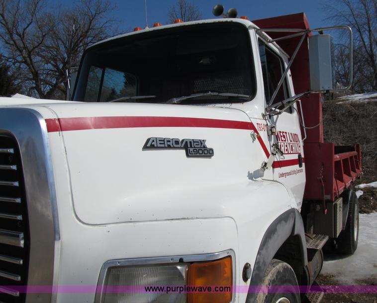 image for item D7248 1993 Ford L9000 Aeromax dump truck