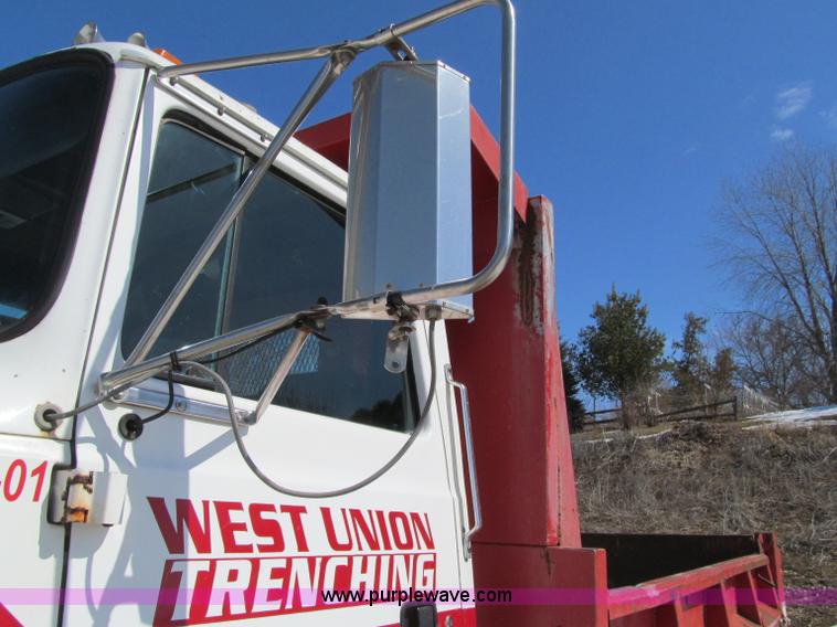 image for item D7248 1993 Ford L9000 Aeromax dump truck