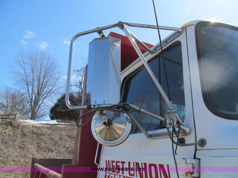 image for item D7248 1993 Ford L9000 Aeromax dump truck