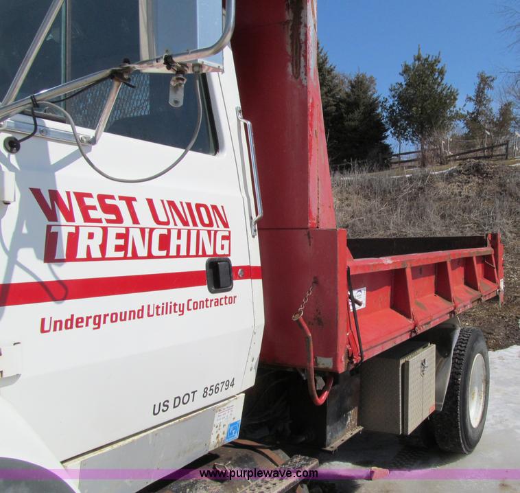 image for item D7248 1993 Ford L9000 Aeromax dump truck