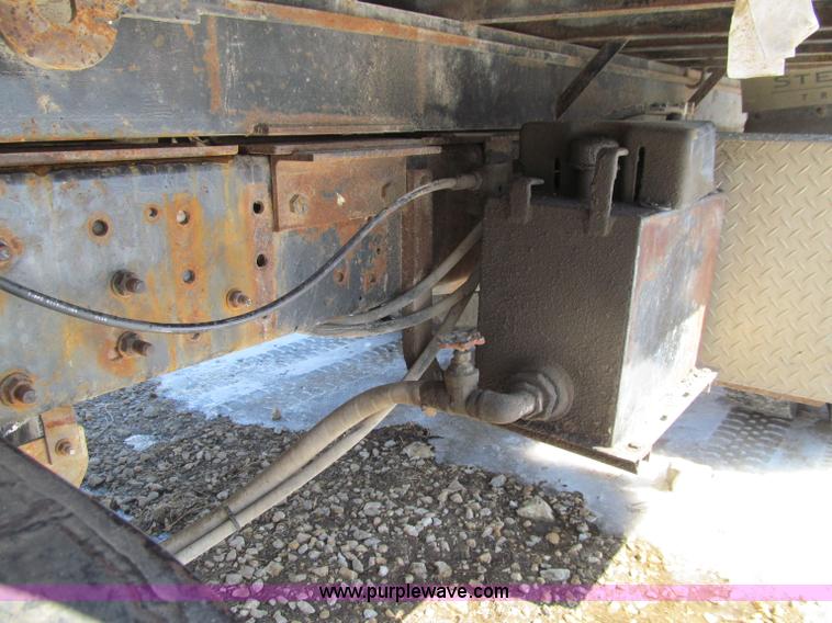 image for item D7248 1993 Ford L9000 Aeromax dump truck