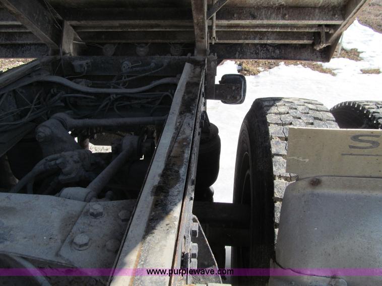 image for item D7248 1993 Ford L9000 Aeromax dump truck