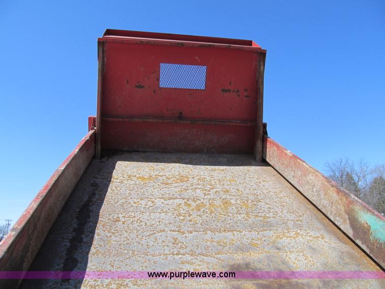 image for item D7248 1993 Ford L9000 Aeromax dump truck