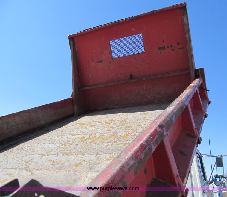 image for item D7248 1993 Ford L9000 Aeromax dump truck